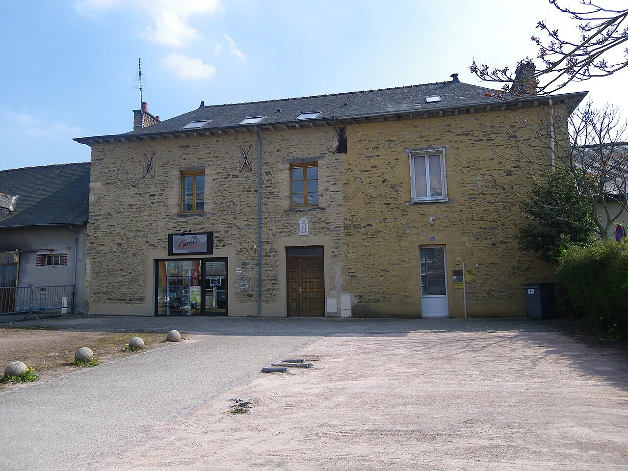 Maison ancienne en pierre dans le centre de Chantepie
