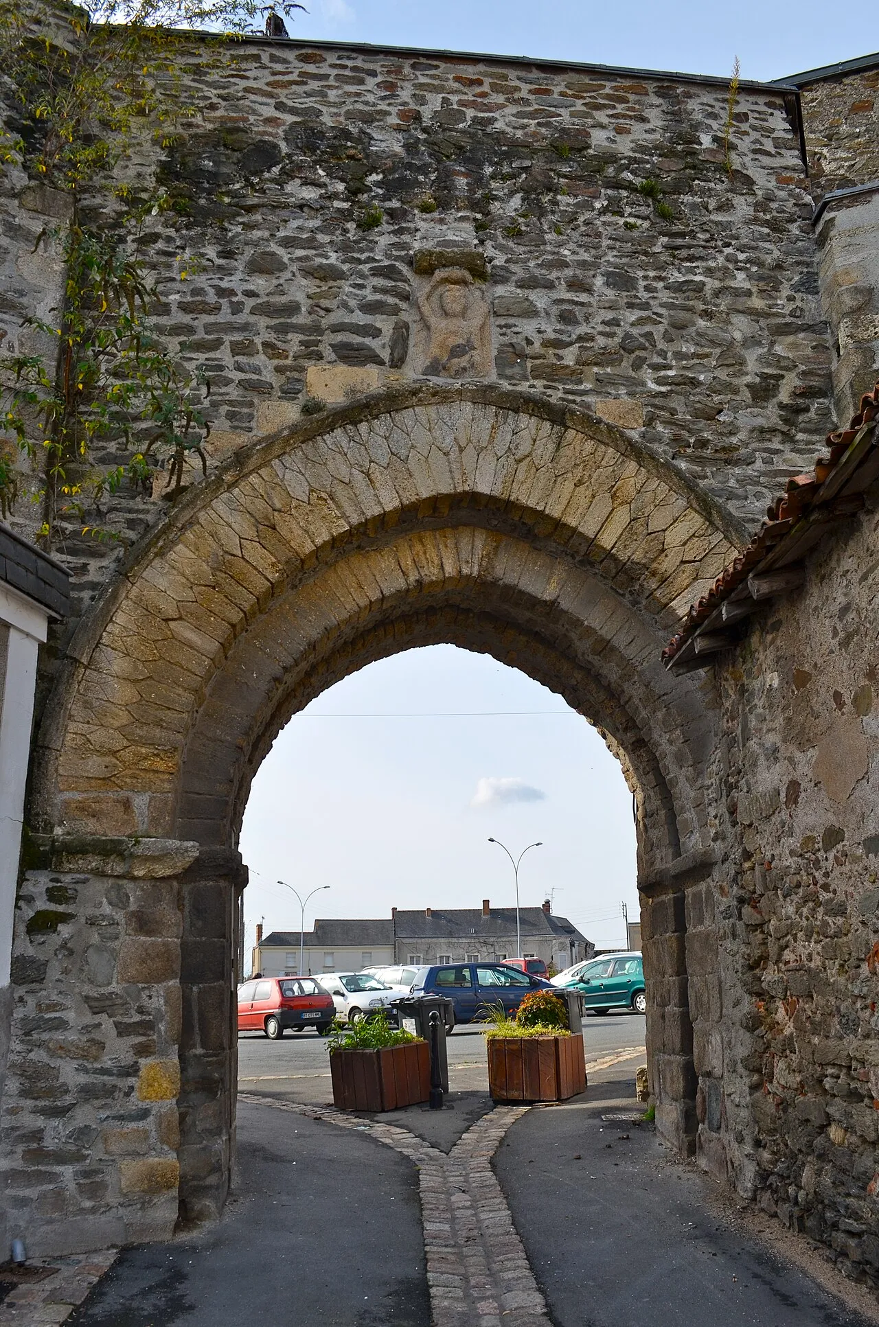 Porte voûtée du château de Chemillé