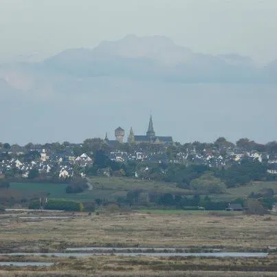 Guérande vue de loin, au-dessus de la campagne