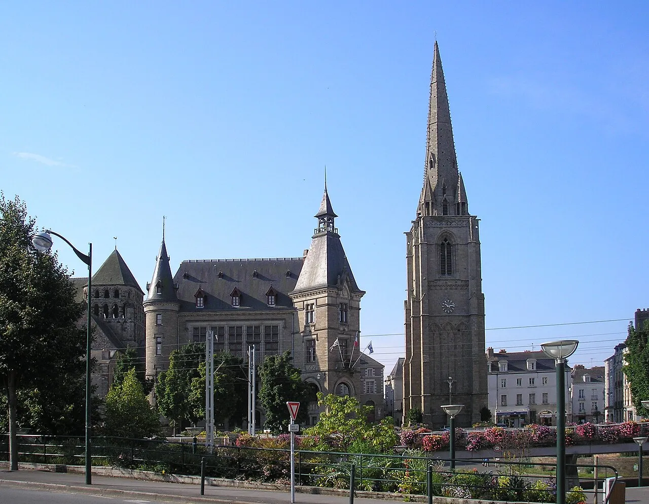 Mairie et tour de l’abbaye Saint-Sauveur à Redon